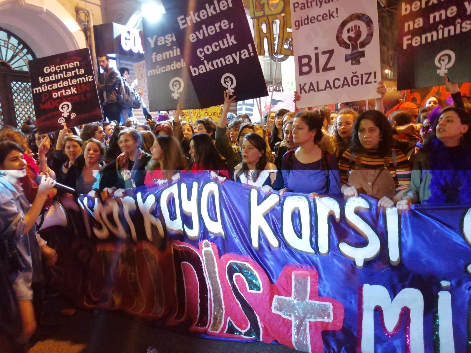 Polis Müdahalesine Rağmen Kadınlar Taksim'i Terk Etmedi - Toplumsal Cinsiyet Odaklı Habercilik Kütüphanesi