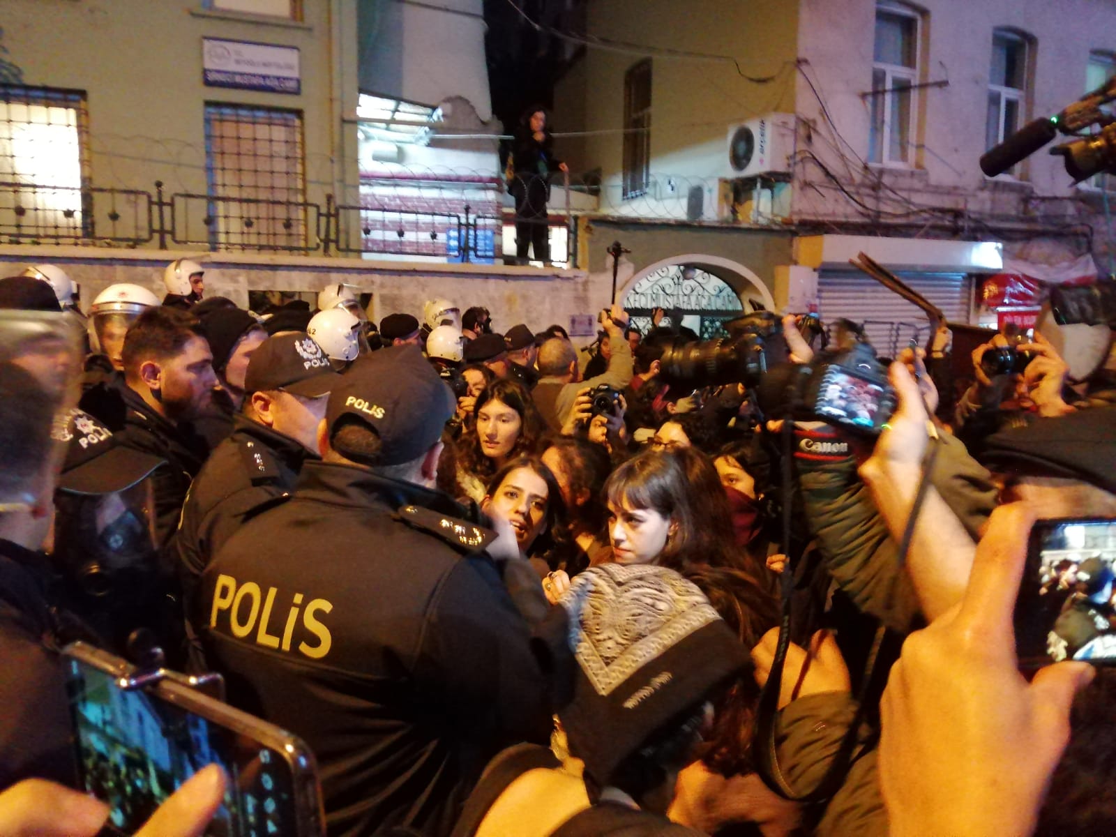 Polis Müdahalesine Rağmen Kadınlar Taksim'i Terk Etmedi - Toplumsal Cinsiyet Odaklı Habercilik Kütüphanesi